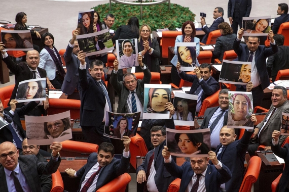 CHP’li ve HDP’li kadın milletvekillerinden Mecliste ‘Las Tesis’ eylemi